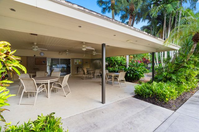 625 Oaks Drive 405, Pompano Beach, FL 33069