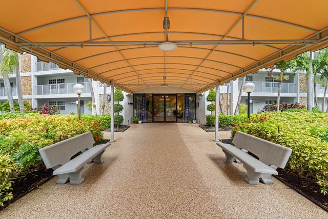 625 Oaks Drive 405, Pompano Beach, FL 33069