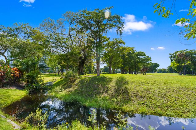 625 Oaks Drive 405, Pompano Beach, FL 33069