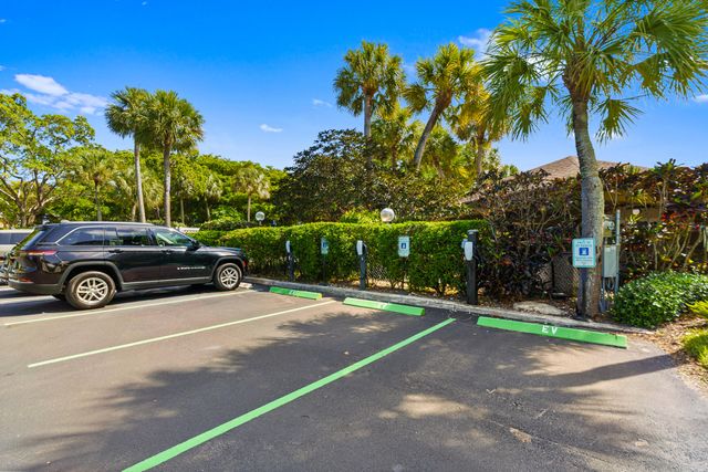 625 Oaks Drive 405, Pompano Beach, FL 33069