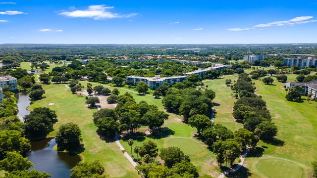 625 Oaks Drive 405, Pompano Beach, FL 33069