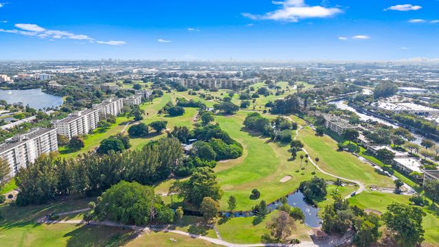 625 Oaks Drive 405, Pompano Beach, FL 33069