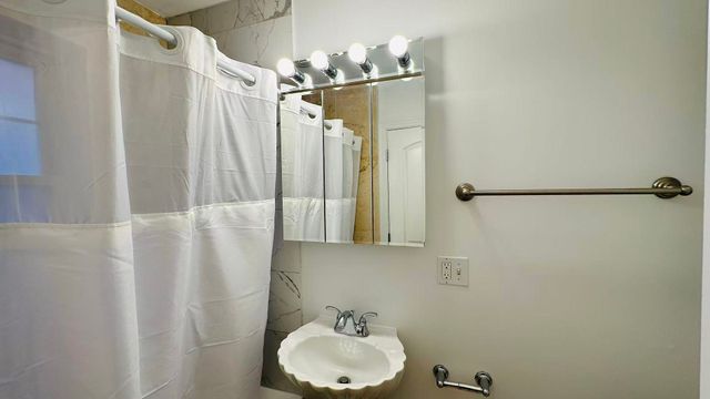 843 E 52nd Street 1, Chicago, IL 60615