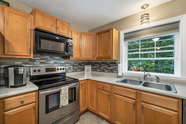8 Knoll Road, Wolfeboro, NH 03894