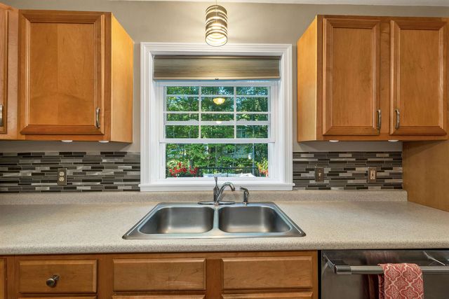 8 Knoll Road, Wolfeboro, NH 03894