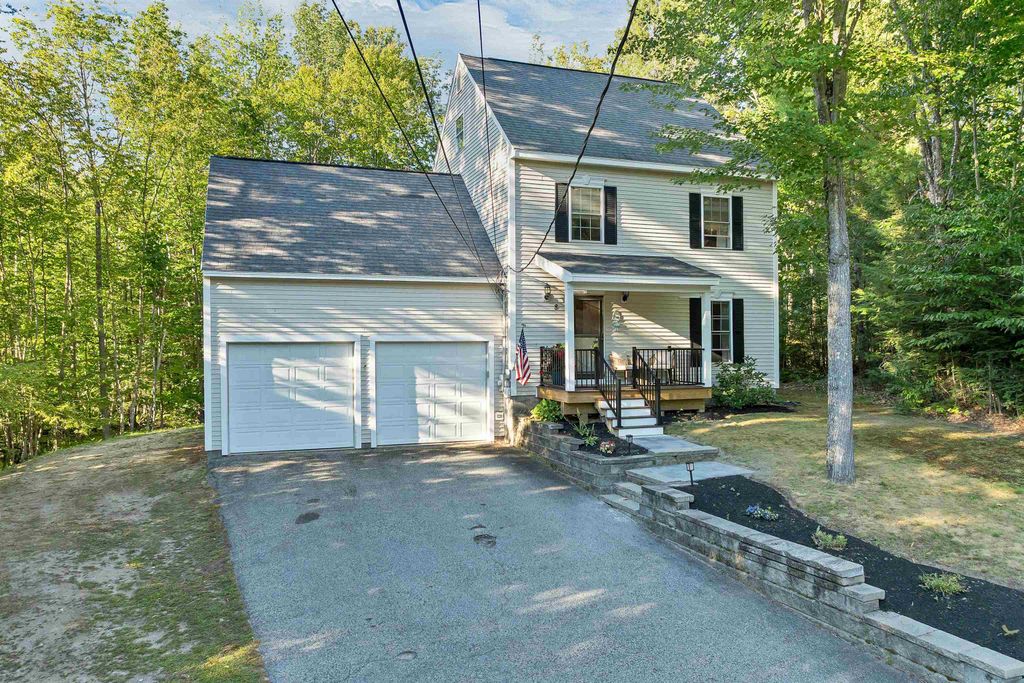 8 Knoll Road, Wolfeboro, NH 03894