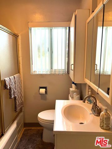 3505 Redwood Avenue, Los Angeles, CA 90066