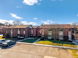33585 Pondview Circle 116, Livonia, MI 48152