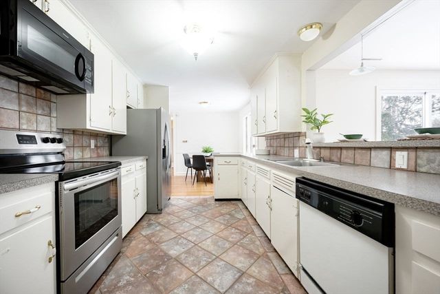 15 Alroy Rd, Weymouth, MA 02190