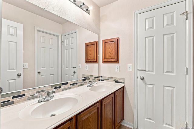 718 Desert Bluff, San Antonio, TX 78258