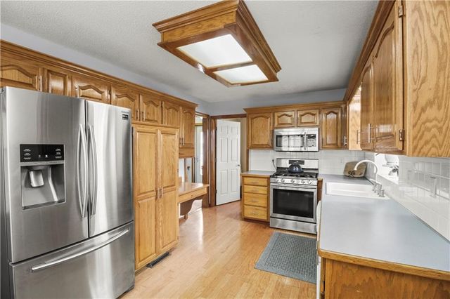 2337 Overbrook Drive, Blue Springs, MO 64029
