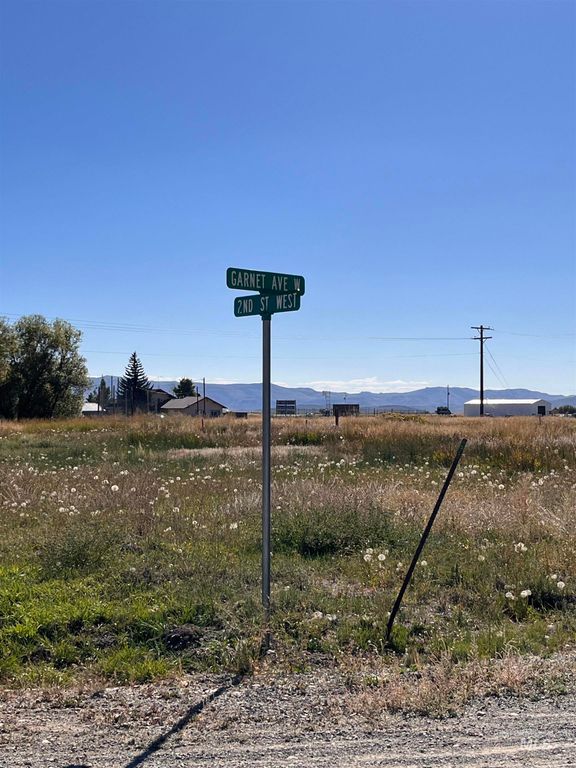 314 W Garnet Ave, Fairfield, ID 83327 photo 2