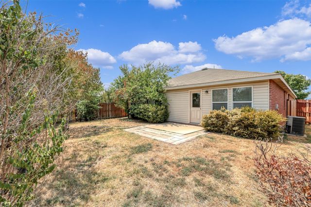 321 Silver Lake Trail, Fort Worth, TX 76140