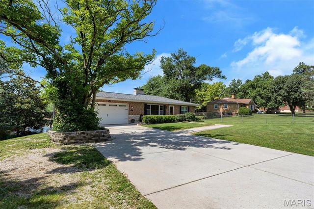 2948 Yaeger Road, St Louis, MO 63129