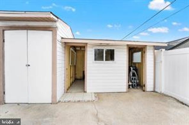 406 STANTON RD, Wilmington, DE 19804