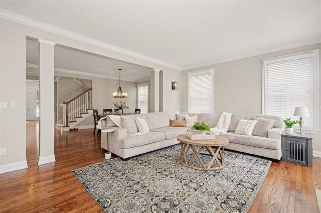 10 Riverbank Drive, Beverly Hills, MI 48025