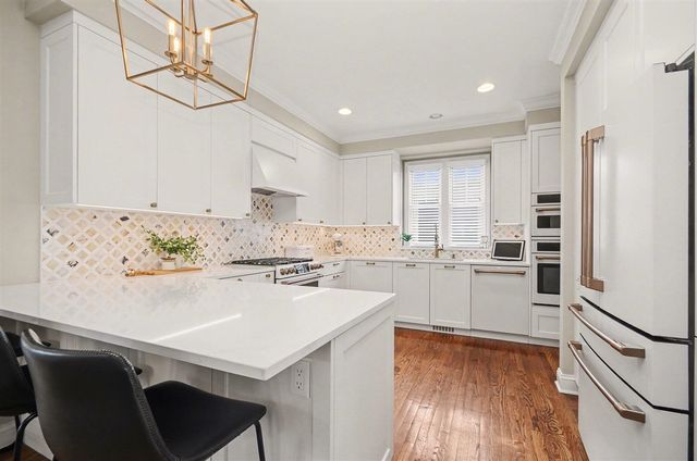 10 Riverbank Drive, Beverly Hills, MI 48025