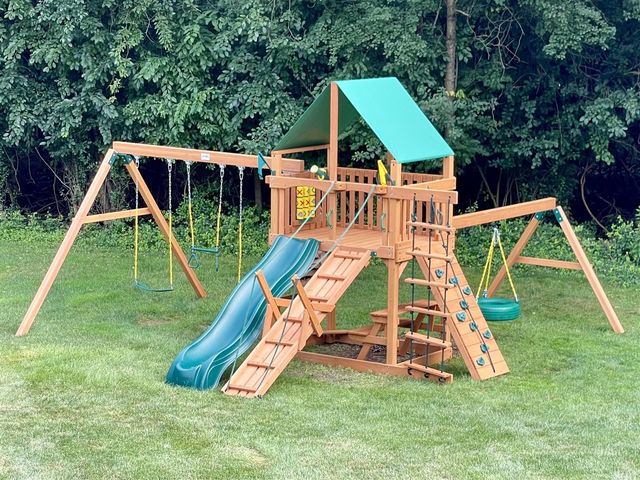 10 Riverbank Drive, Beverly Hills, MI 48025