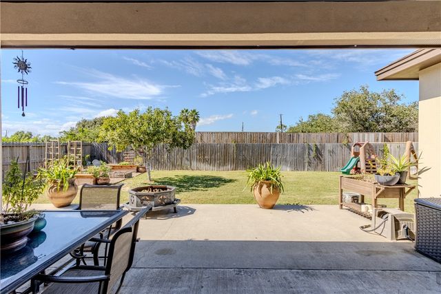 2517 Mahbi Dr, Corpus Christi, TX 78418