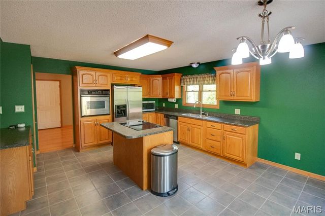 19383 Deer Run, Brighton, IL 62012