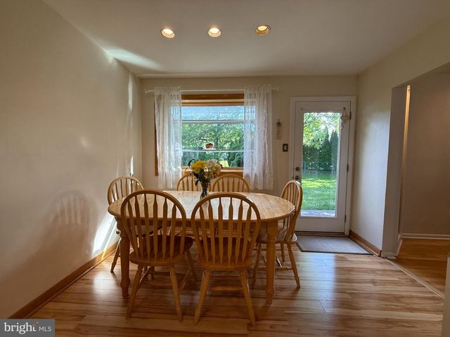 806 WARFIELD LN, Huntingdon Valley, PA 19006