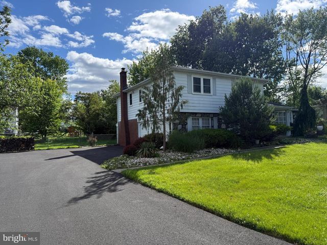 806 WARFIELD LN, Huntingdon Valley, PA 19006