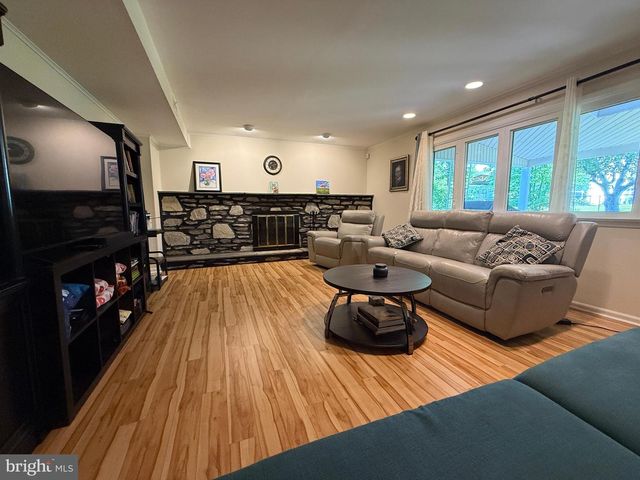 806 WARFIELD LN, Huntingdon Valley, PA 19006