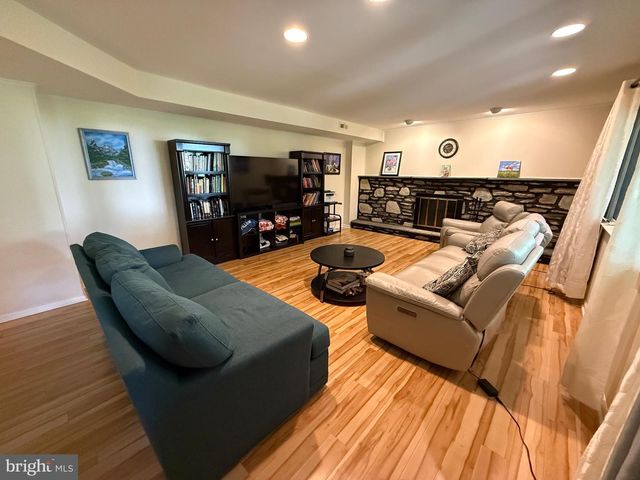 806 WARFIELD LN, Huntingdon Valley, PA 19006