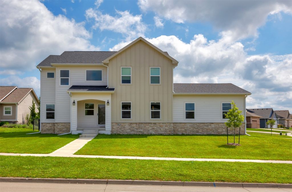 309 Sweetwater Circle, Polk City, IA 50226