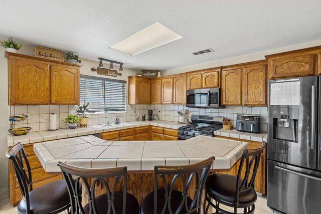 1915 Valley Spring Ave, Hanford, CA 93230