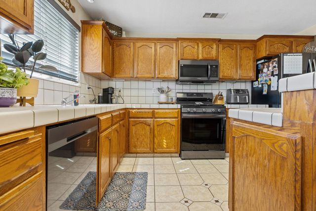 1915 Valley Spring Ave, Hanford, CA 93230