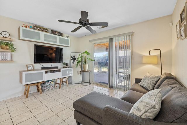 1915 Valley Spring Ave, Hanford, CA 93230