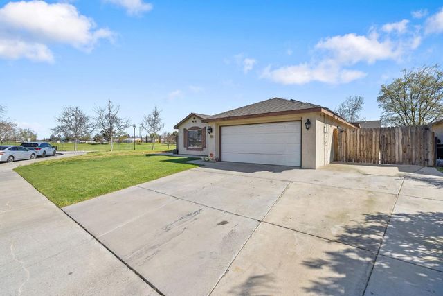 1915 Valley Spring Ave, Hanford, CA 93230