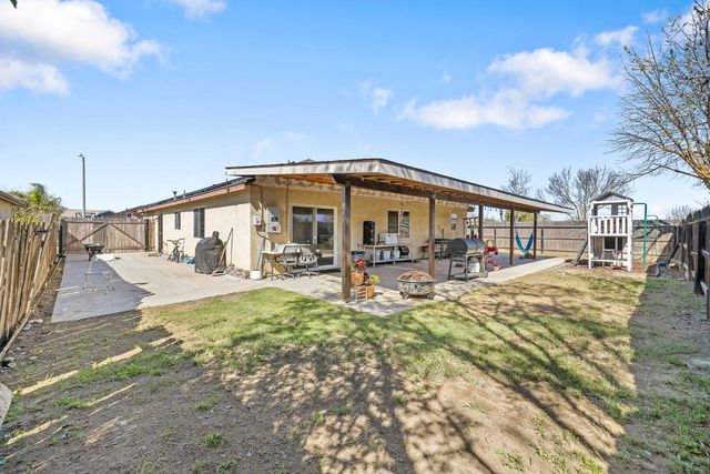 1915 Valley Spring Ave, Hanford, CA 93230