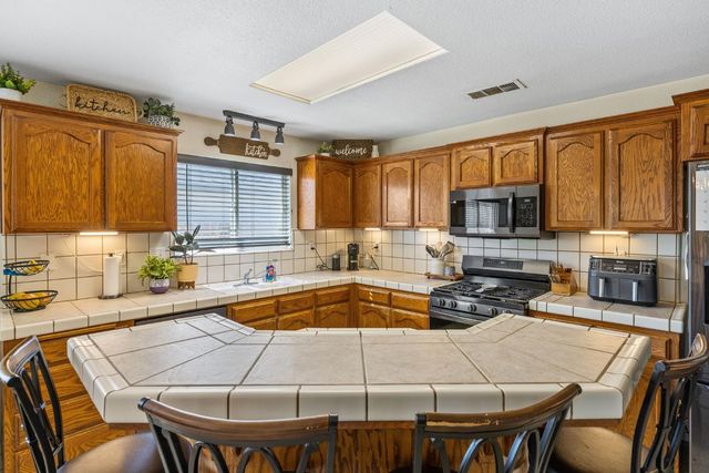 1915 Valley Spring Ave, Hanford, CA 93230