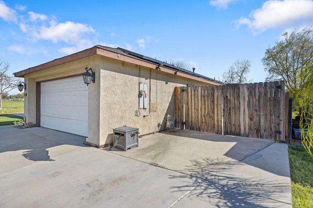 1915 Valley Spring Ave, Hanford, CA 93230