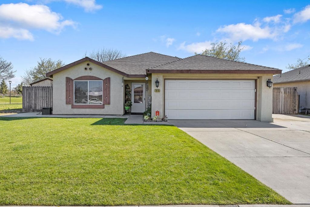 1915 Valley Spring Ave, Hanford, CA 93230