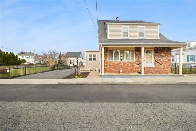 25 Winward St, Fall River, MA 02724