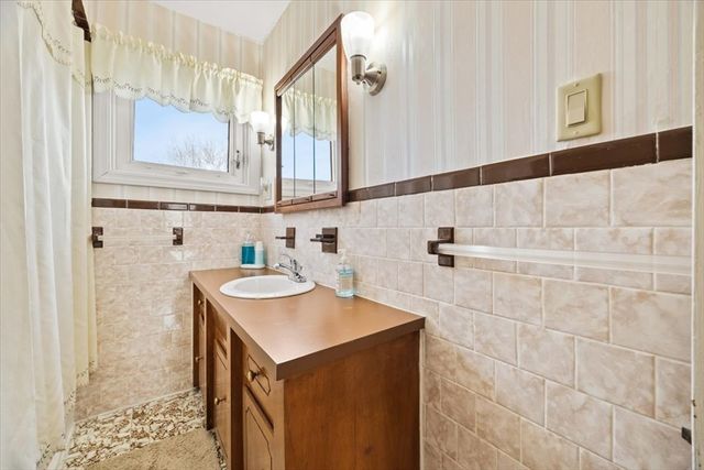 25 Winward St, Fall River, MA 02724