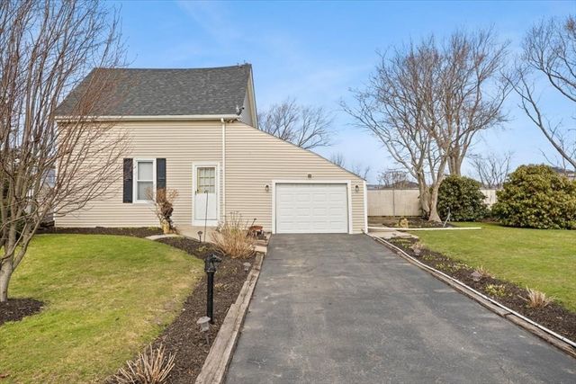 25 Winward St, Fall River, MA 02724