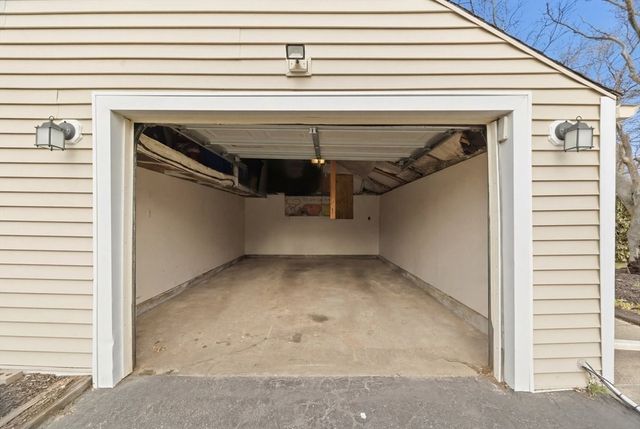 25 Winward St, Fall River, MA 02724