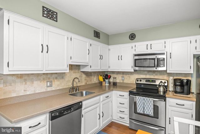 211 TENBY CHASE DR, Delran, NJ 08075
