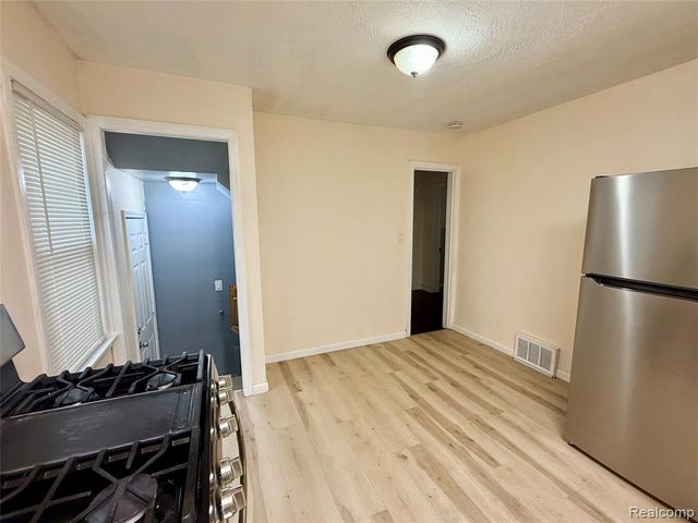 8719 Canyon Street, Grosse Pointe, MI 48236
