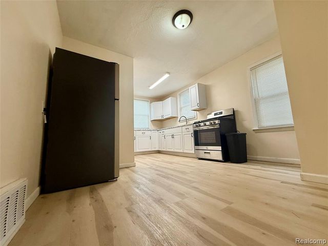 8719 Canyon Street, Grosse Pointe, MI 48236