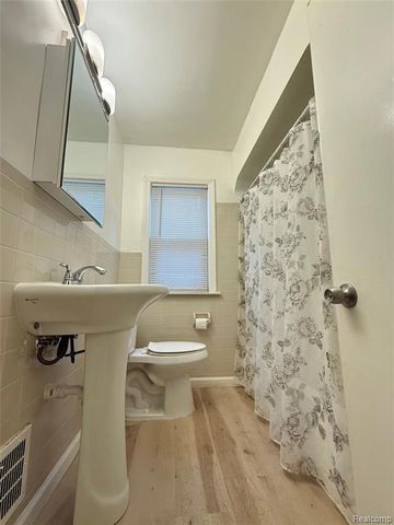 8719 Canyon Street, Grosse Pointe, MI 48236