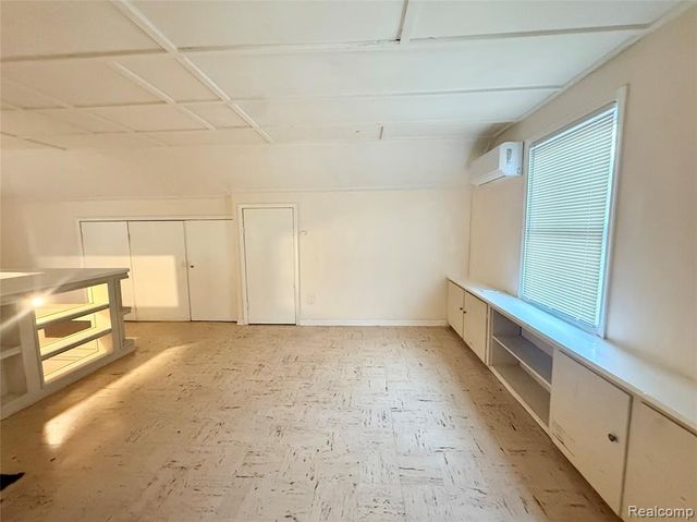 8719 Canyon Street, Grosse Pointe, MI 48236
