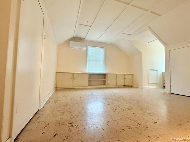 8719 Canyon Street, Grosse Pointe, MI 48236