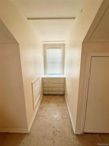 8719 Canyon Street, Grosse Pointe, MI 48236