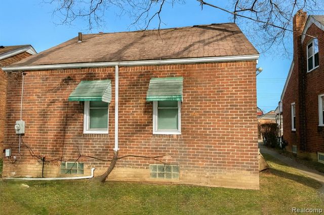 8719 Canyon Street, Grosse Pointe, MI 48236