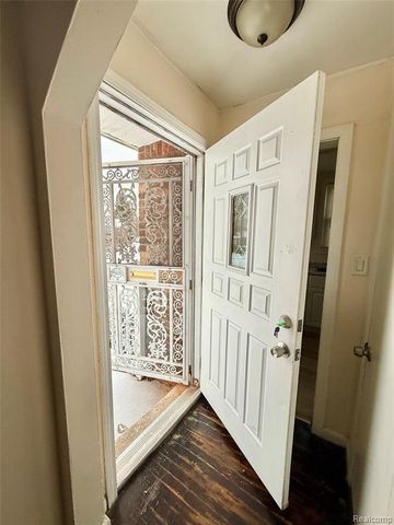 8719 Canyon Street, Grosse Pointe, MI 48236